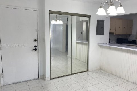 Снять в аренду квартиру в Майами, Флорида 1 спальня, 56.86м2, № 2006348 - фото 6