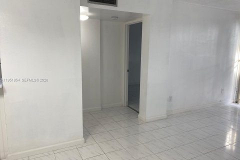 Снять в аренду квартиру в Майами, Флорида 1 спальня, 56.86м2, № 2006348 - фото 8