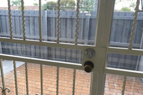 Снять в аренду квартиру в Майами, Флорида 1 спальня, 56.86м2, № 2006348 - фото 10