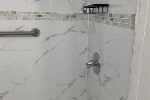 Снять в аренду квартиру в Майами, Флорида 1 спальня, 56.86м2, № 2006348 - фото 9