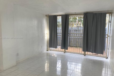 Снять в аренду квартиру в Майами, Флорида 1 спальня, 56.86м2, № 2006348 - фото 7