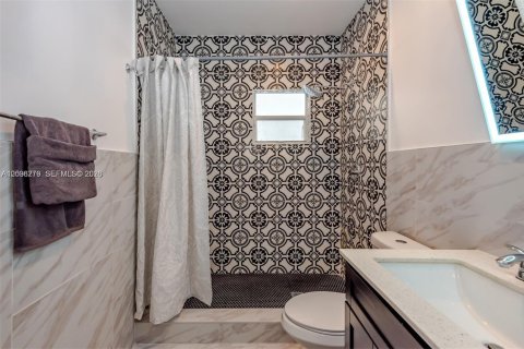 House in Miami, Florida 3 bedrooms № 2387968 - photo 9