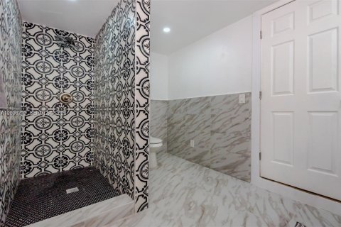 House in Miami, Florida 3 bedrooms № 2387968 - photo 11
