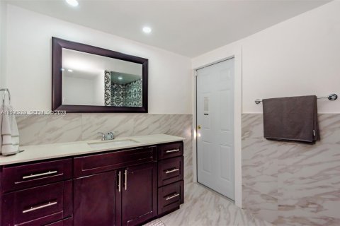 House in Miami, Florida 3 bedrooms № 2387968 - photo 10