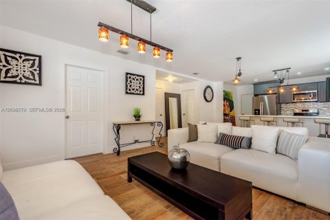 House in Miami, Florida 3 bedrooms № 2387968 - photo 5