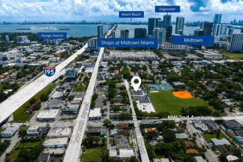 House in Miami, Florida 3 bedrooms № 2387968 - photo 1