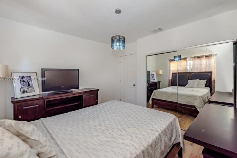 House in Miami, Florida 3 bedrooms № 2387968 - photo 8