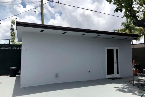 House in Miami, Florida 3 bedrooms № 2387968 - photo 12