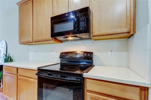 Townhouse in New Port Richey, Florida 3 bedrooms, 154.4 sq.m. № 1533494 - photo 12