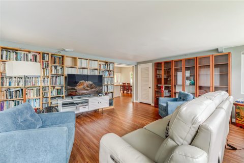 House in North Miami, Florida 2 bedrooms, 125.23 sq.m. № 2049328 - photo 5