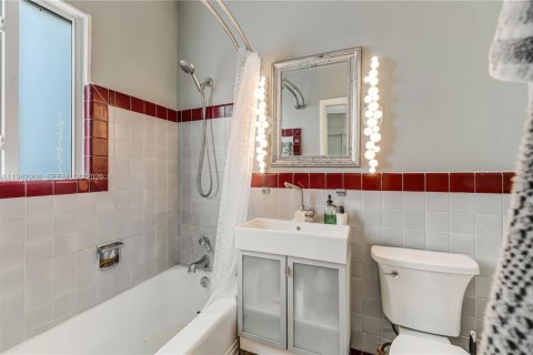 House in North Miami, Florida 2 bedrooms, 125.23 sq.m. № 2049328 - photo 14