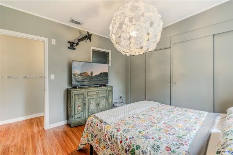 House in North Miami, Florida 2 bedrooms, 125.23 sq.m. № 2049328 - photo 13