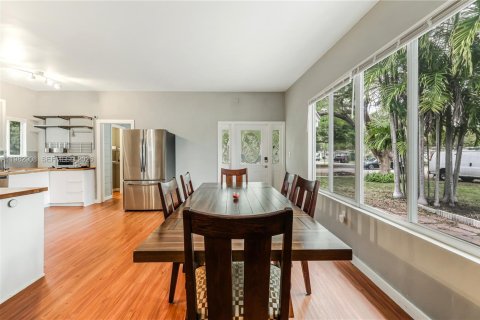 House in North Miami, Florida 2 bedrooms, 125.23 sq.m. № 2049328 - photo 9