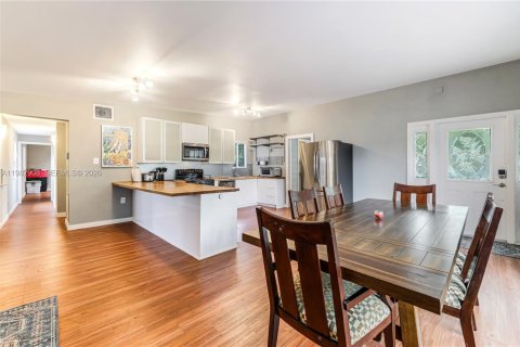 House in North Miami, Florida 2 bedrooms, 125.23 sq.m. № 2049328 - photo 7