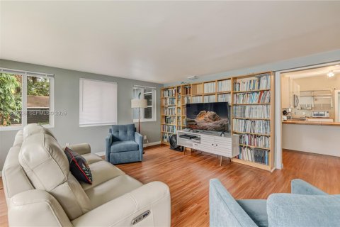 House in North Miami, Florida 2 bedrooms, 125.23 sq.m. № 2049328 - photo 3