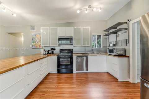 House in North Miami, Florida 2 bedrooms, 125.23 sq.m. № 2049328 - photo 11