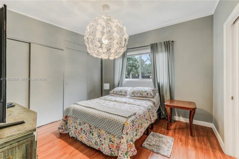 House in North Miami, Florida 2 bedrooms, 125.23 sq.m. № 2049328 - photo 15