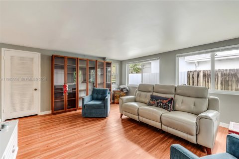 House in North Miami, Florida 2 bedrooms, 125.23 sq.m. № 2049328 - photo 6