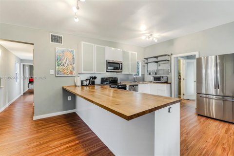 House in North Miami, Florida 2 bedrooms, 125.23 sq.m. № 2049328 - photo 12