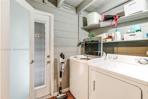 House in North Miami, Florida 2 bedrooms, 125.23 sq.m. № 2049328 - photo 18