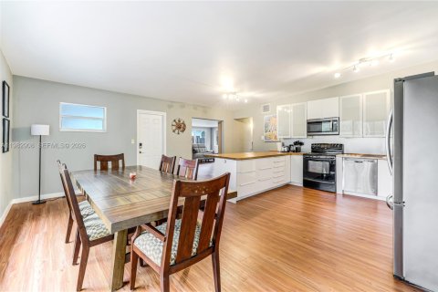 House in North Miami, Florida 2 bedrooms, 125.23 sq.m. № 2049328 - photo 8