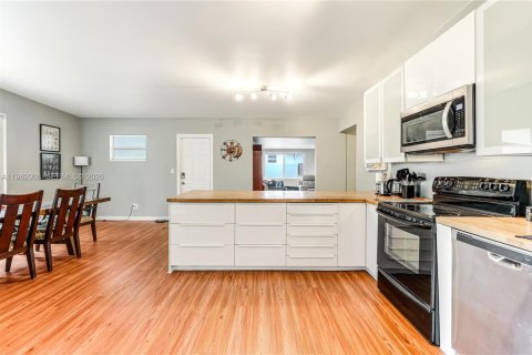 House in North Miami, Florida 2 bedrooms, 125.23 sq.m. № 2049328 - photo 10