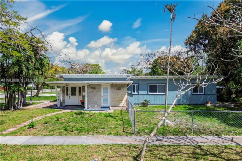 House in North Miami, Florida 2 bedrooms, 125.23 sq.m. № 2049328 - photo 2