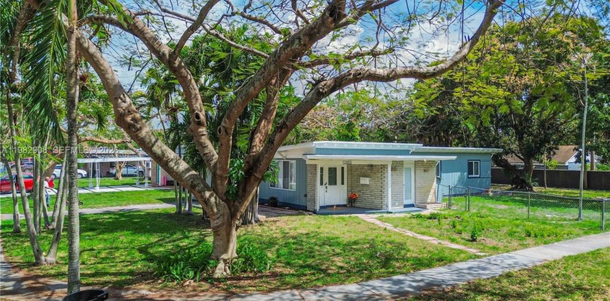 House in North Miami, Florida 2 bedrooms, 125.23 sq.m. № 2049328
