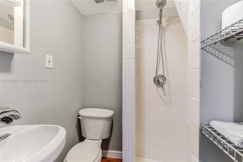 House in North Miami, Florida 2 bedrooms, 125.23 sq.m. № 2049328 - photo 17