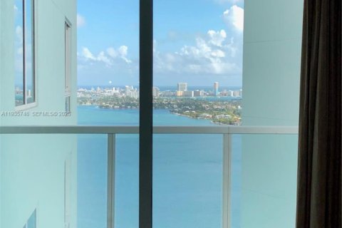 Condominio en alquiler en Miami, Florida, 55.18 m2 № 1993896 - foto 3