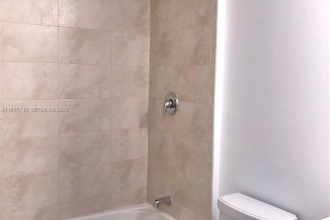 Condominio en alquiler en Miami, Florida, 55.18 m2 № 1993896 - foto 5