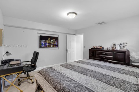 House in Miramar, Florida 3 bedrooms, 156.26 sq.m. № 1996057 - photo 23