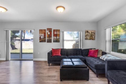 House in Miramar, Florida 3 bedrooms, 156.26 sq.m. № 1996057 - photo 13