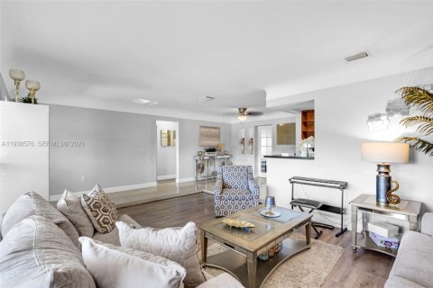 House in Miramar, Florida 3 bedrooms, 156.26 sq.m. № 1996057 - photo 7