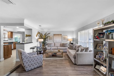 House in Miramar, Florida 3 bedrooms, 156.26 sq.m. № 1996057 - photo 6