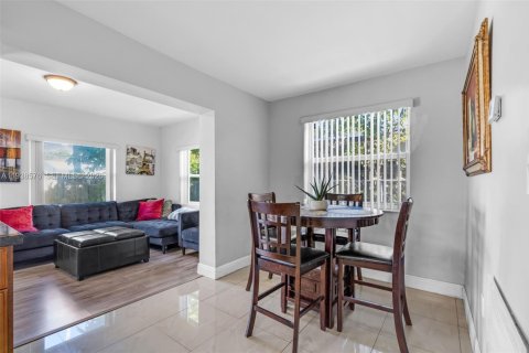 House in Miramar, Florida 3 bedrooms, 156.26 sq.m. № 1996057 - photo 12