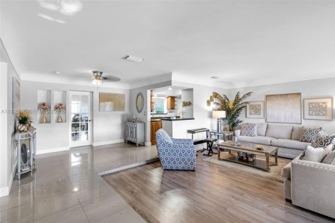 House in Miramar, Florida 3 bedrooms, 156.26 sq.m. № 1996057 - photo 4