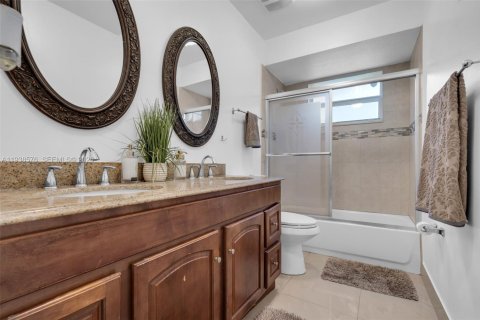 House in Miramar, Florida 3 bedrooms, 156.26 sq.m. № 1996057 - photo 16