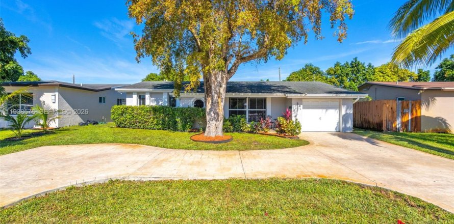 House in Miramar, Florida 3 bedrooms, 156.26 sq.m. № 1996057