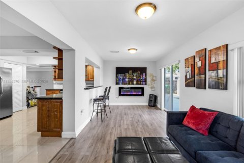 House in Miramar, Florida 3 bedrooms, 156.26 sq.m. № 1996057 - photo 15