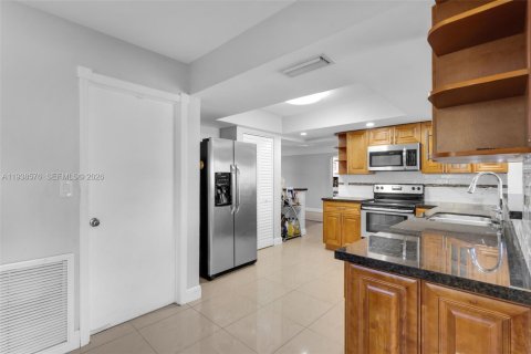 House in Miramar, Florida 3 bedrooms, 156.26 sq.m. № 1996057 - photo 11