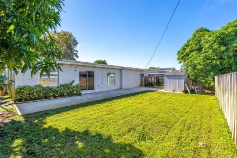 House in Miramar, Florida 3 bedrooms, 156.26 sq.m. № 1996057 - photo 29