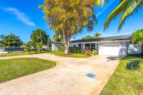 House in Miramar, Florida 3 bedrooms, 156.26 sq.m. № 1996057 - photo 2