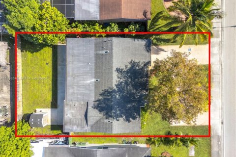 House in Miramar, Florida 3 bedrooms, 156.26 sq.m. № 1996057 - photo 30