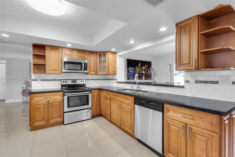 House in Miramar, Florida 3 bedrooms, 156.26 sq.m. № 1996057 - photo 9