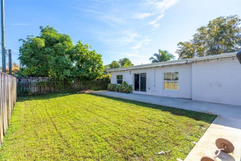 House in Miramar, Florida 3 bedrooms, 156.26 sq.m. № 1996057 - photo 28