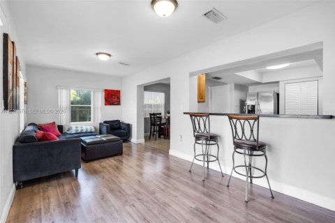 House in Miramar, Florida 3 bedrooms, 156.26 sq.m. № 1996057 - photo 14