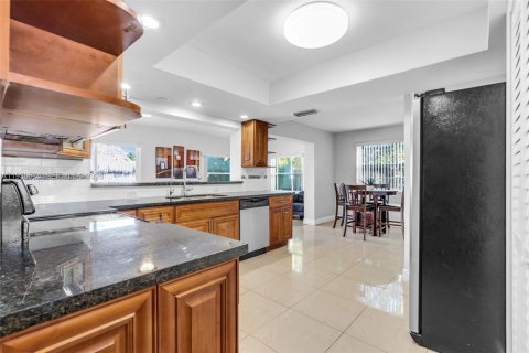 House in Miramar, Florida 3 bedrooms, 156.26 sq.m. № 1996057 - photo 10