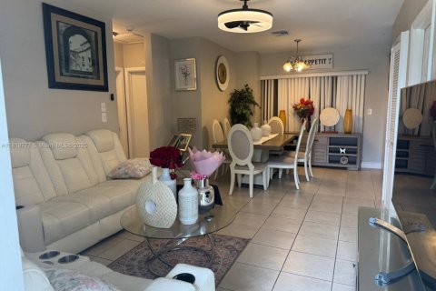 House in West Park, Florida 3 bedrooms, 116.31 sq.m. № 1781838 - photo 3