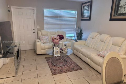 House in West Park, Florida 3 bedrooms, 116.31 sq.m. № 1781838 - photo 2